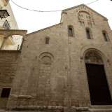 Il bianco prospetto dai chiari connotati romanici � in tufo, cuspidato al centro e spiovente ai lati